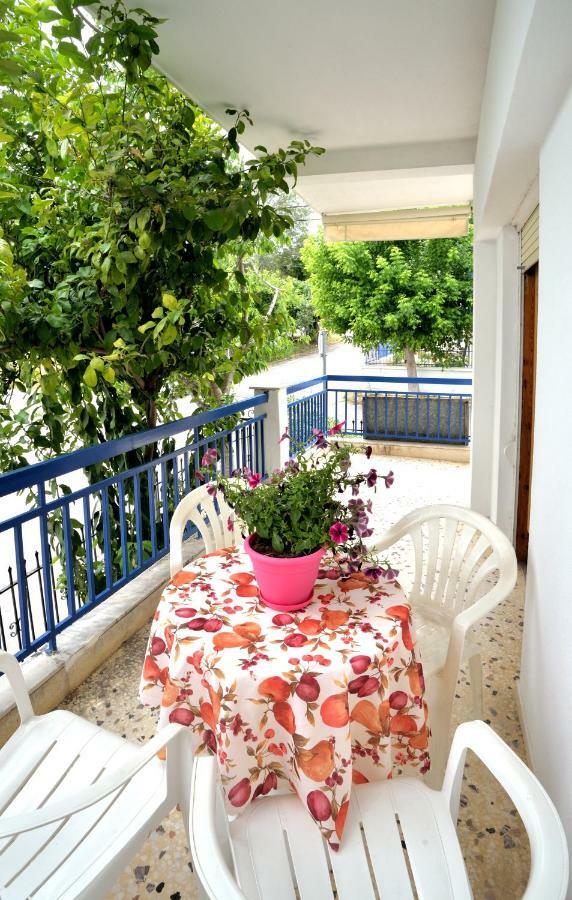 Deluxe Seaside Apartment Konstantinidis เนอาโปติไดอา ภายนอก รูปภาพ