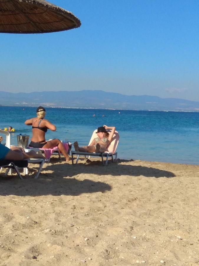 Deluxe Seaside Apartment Konstantinidis เนอาโปติไดอา ภายนอก รูปภาพ